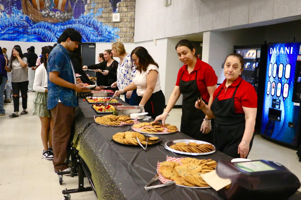 Graduates offer advice, laughs, and memories at grad&nbsp;breakfast